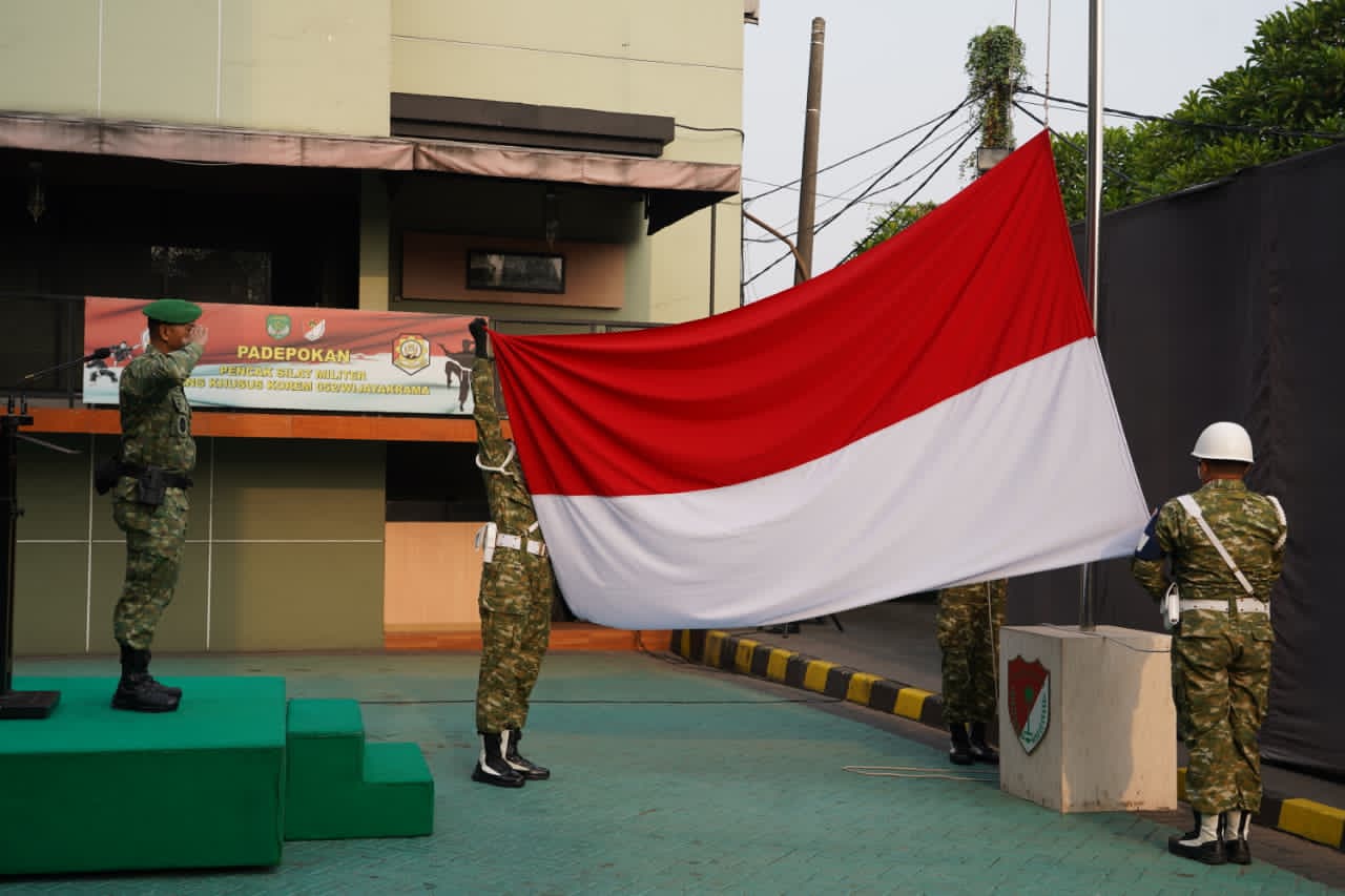 KASIREN KOREM 052/WKR PIMPIN UPACARA 17-AN, TEKANKAN PENTINGNYA MEWASPADAI ANCAMAN PERANG INFORMASI