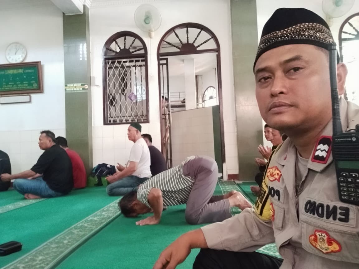 Bhabinkamtibma Kelurahan Kramat Ikuti Salat Zuhur Berjamaah Bersama 30 Jemaah di Senen