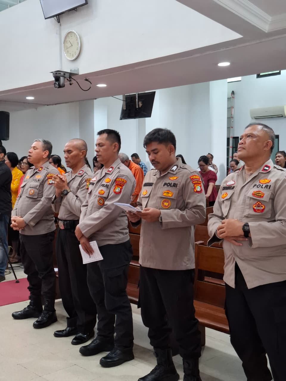Bhabinkamtibmas Cideng Dampingi Kasat Samapta dalam Kegiatan Minggu Kasih di Gereja Petrus