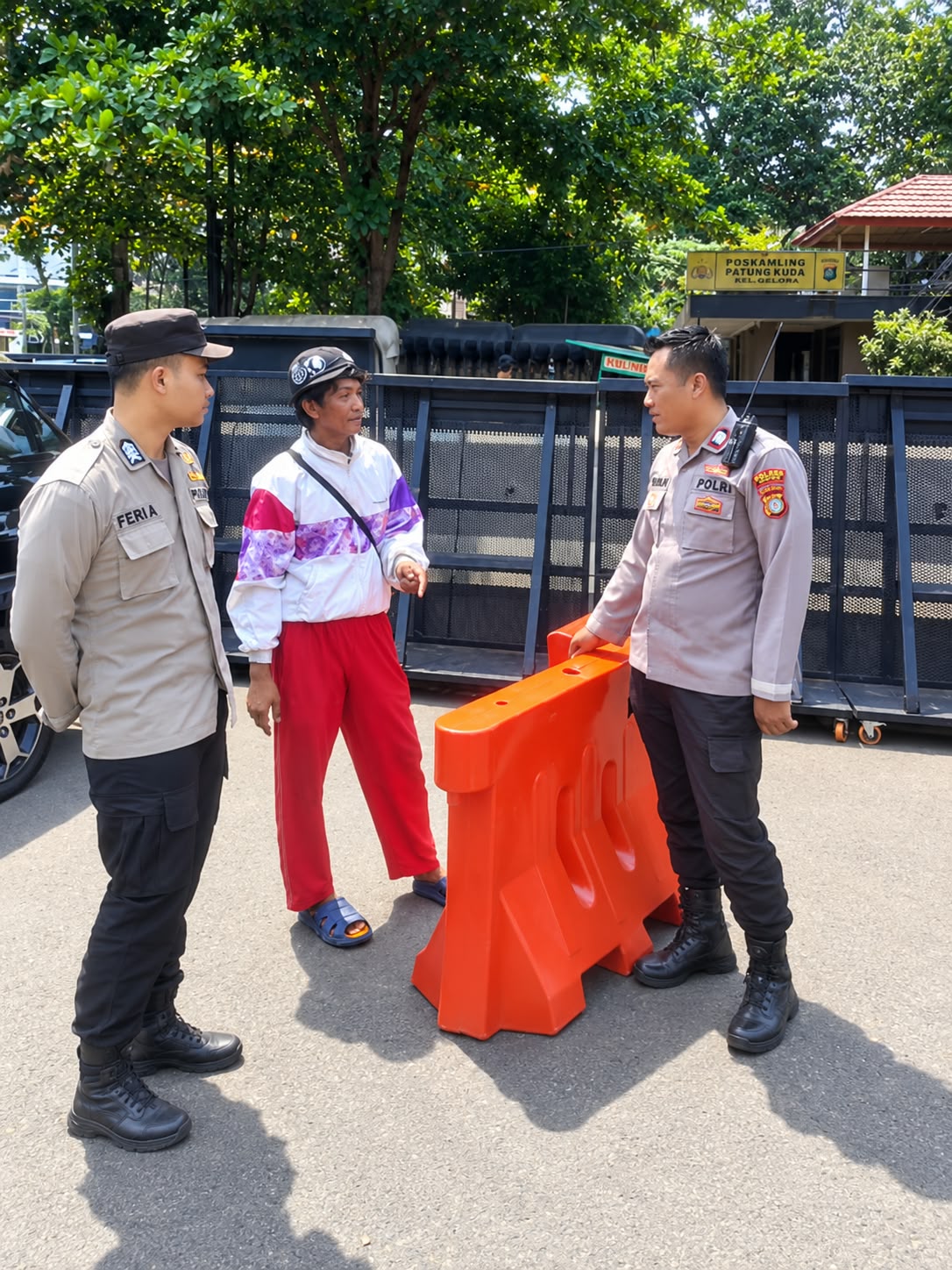 Jaga Kondusifitas, Personel Samapta Polsek Metro Gambir Gelar Patroli Strong Point di Jalan Merdeka Selatan