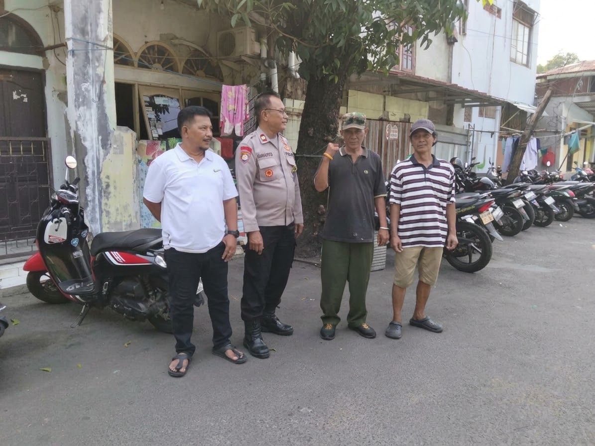Sambangi Warga Kramat Jaya, Bhabinkamtibmas Johar Baru Ajak Tingkatkan Kewaspadaan Kamtibmas