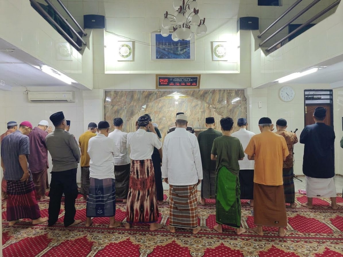 Subuh Berjamaah, Polisi Bersama Masyarakat Perkuat Silaturahmi dan Kamtibmas di Galur