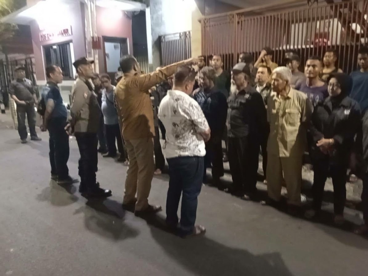 Antisipasi Malam Libur, Polsek Johar Baru Bersama Warga Patroli Jalan Kaki di Galur