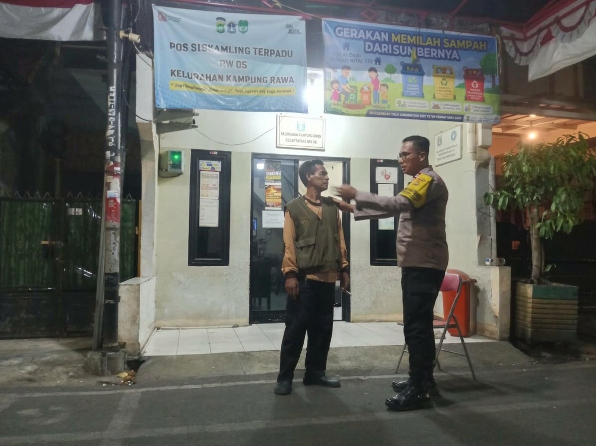 Dini Hari Sambangi Satkamling Kampung Rawa, Polsek Johar Baru Ajak Warga Waspadai Kejahatan