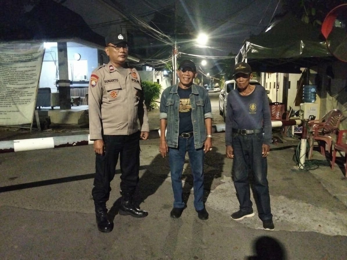 Sambang Ke Poskamling Johar Baru, Bhabinkamtibmas Imbau Tamu Wajib Lapor 1×24 Jam