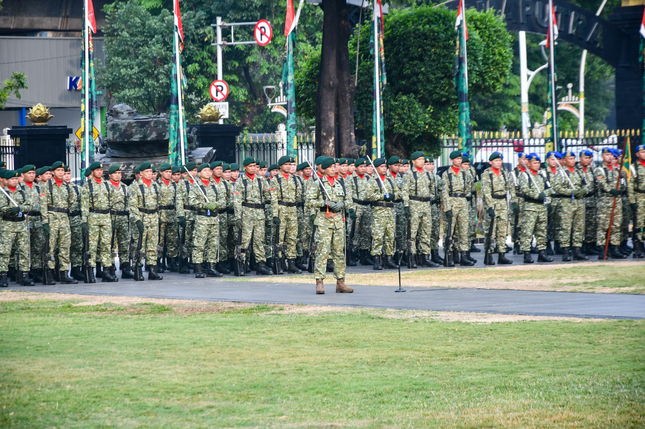 Pangkostrad Letjen TNI Iwan Setiawan Pimpin Upacara Bendera, Tekankan Disiplin dan Profesionalisme Prajurit