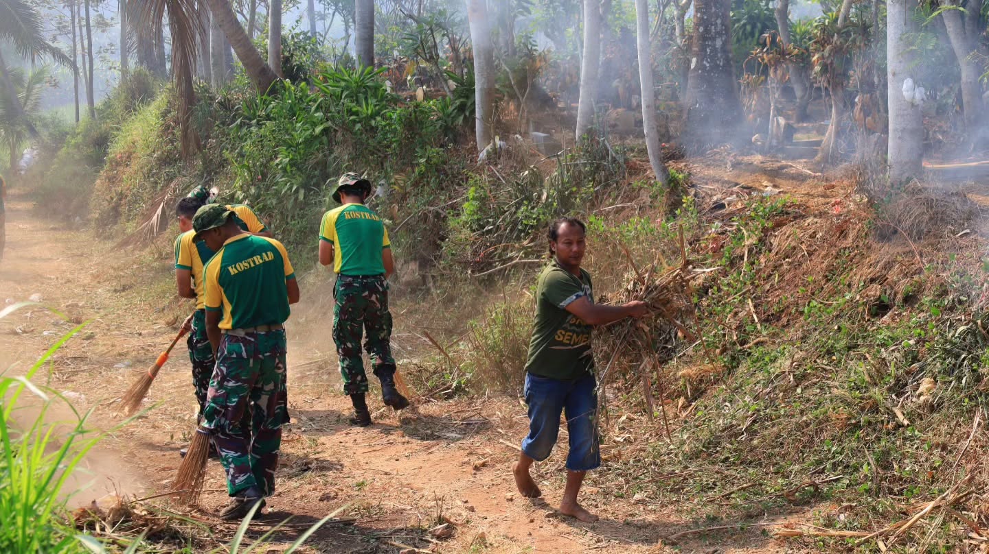 Brigif 18 Kostrad Gelar Karya Bakti Pembersihan Makam di Desa Sidomulyo