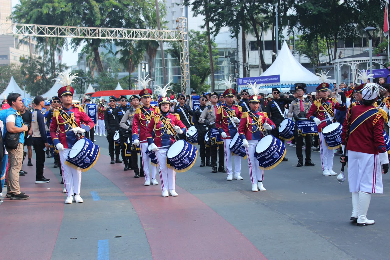 Perdana Tampil di Publik, Drum Band SMA KTB Meriahkan Sosialisasi SPMB di CFD Bundaran HI