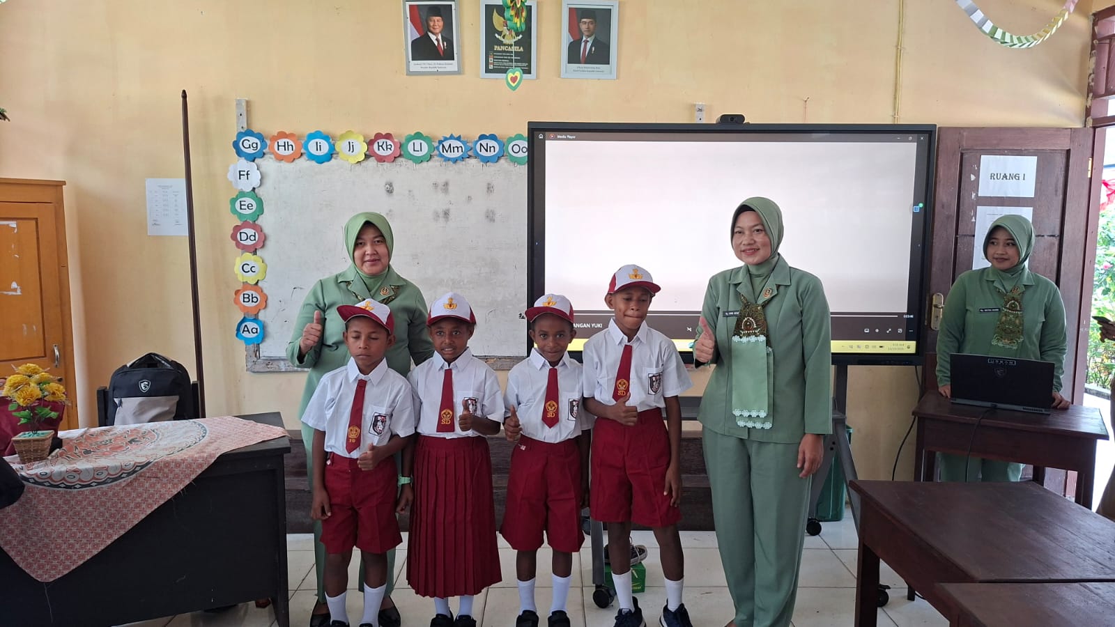 Wujud Kepedulian, Persit KCK Cabang XVII Kodim 1808/Mansel Berikan Bantuan Seragam Sekolah Dukung TMMD Ke-130