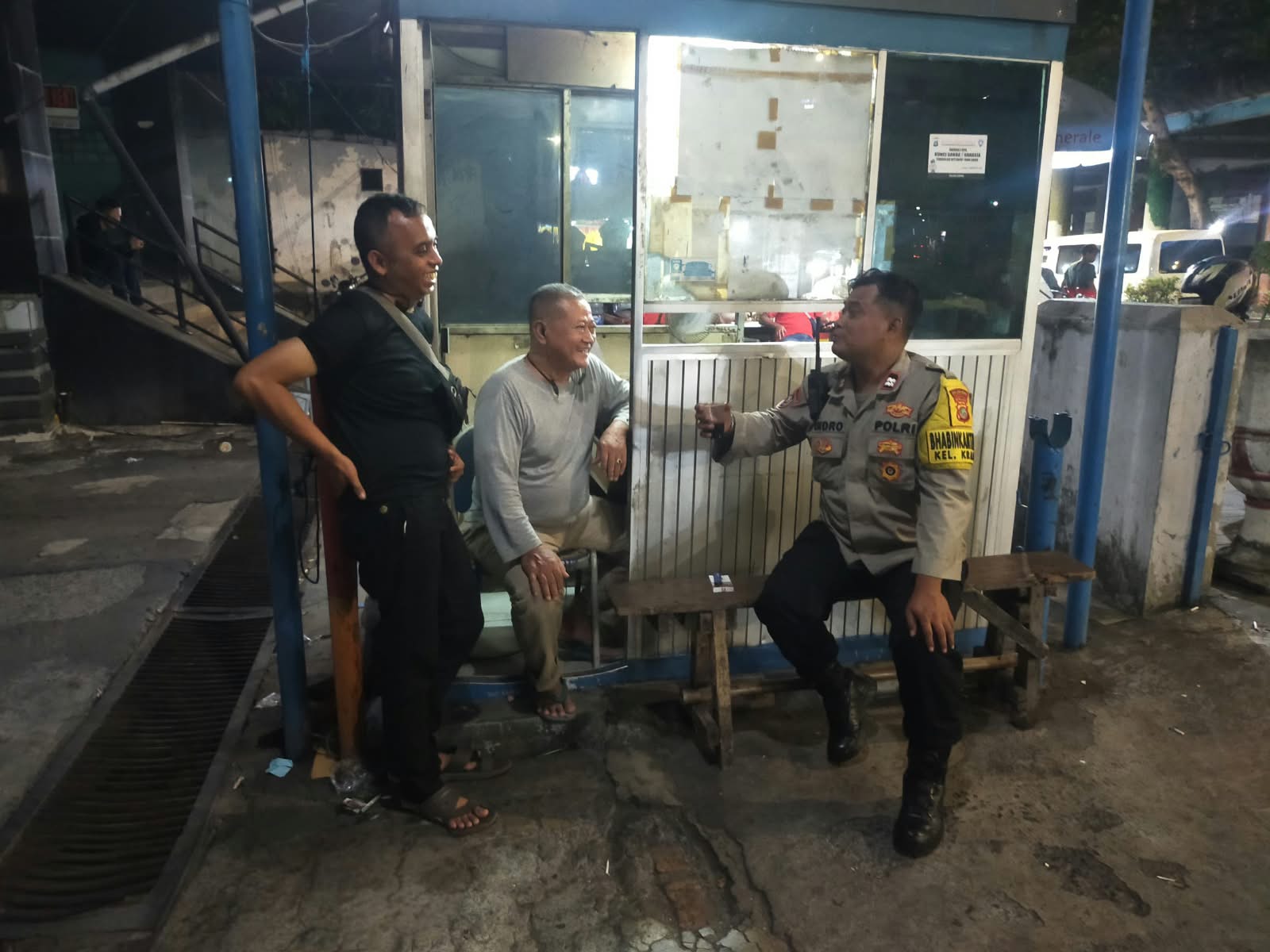 Bhabinkamtibmas Kelurahan Kramat Sambangi Pos Siskamling, Antisipasi Kerawanan Kamtibmas