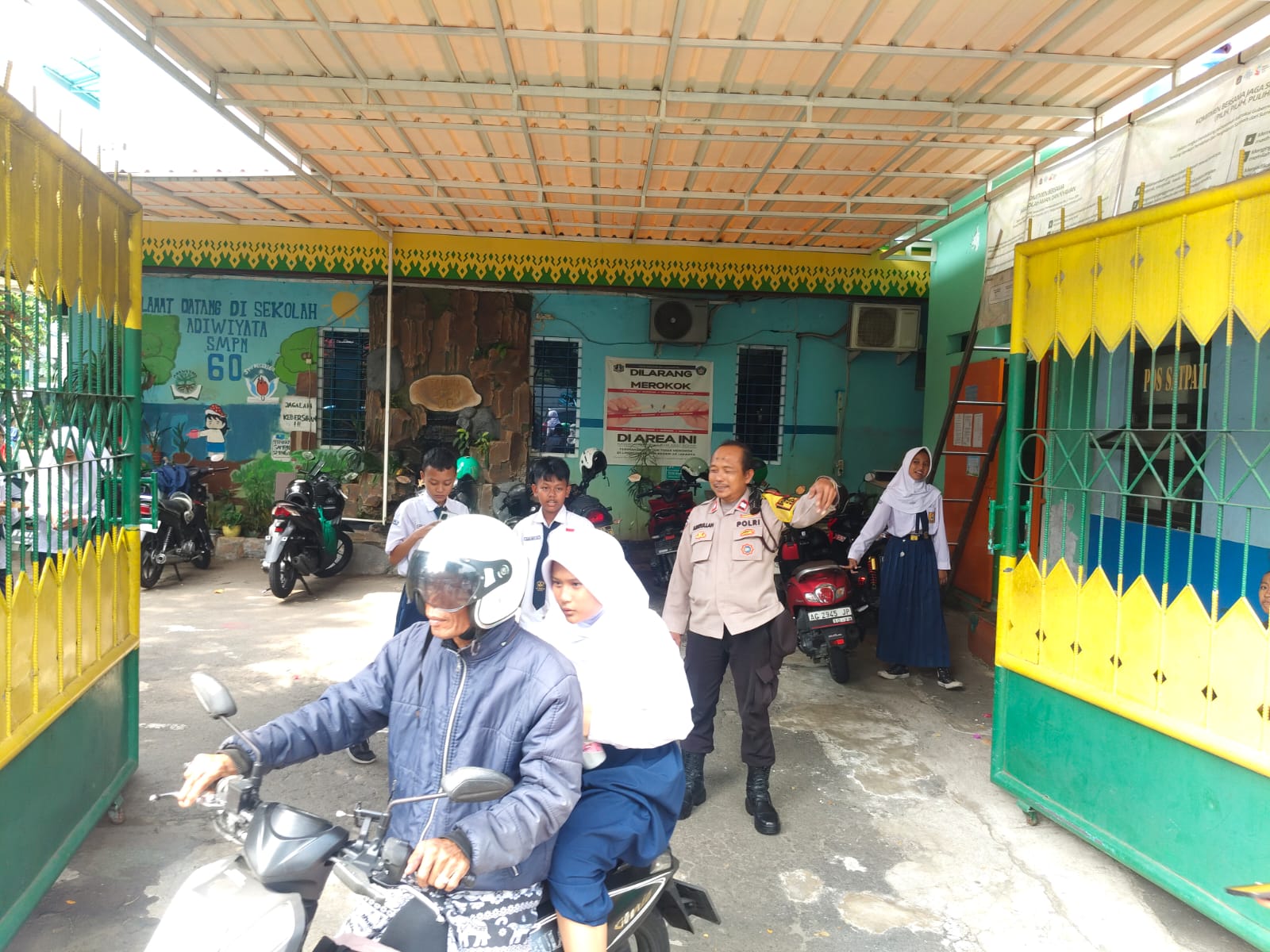 Bhabinkamtibmas Polsek Metro Gambir Kawal Kepulangan Siswa SMPN 60 Jakarta, Pastikan Kondisi Aman dan Bebas Tawuran