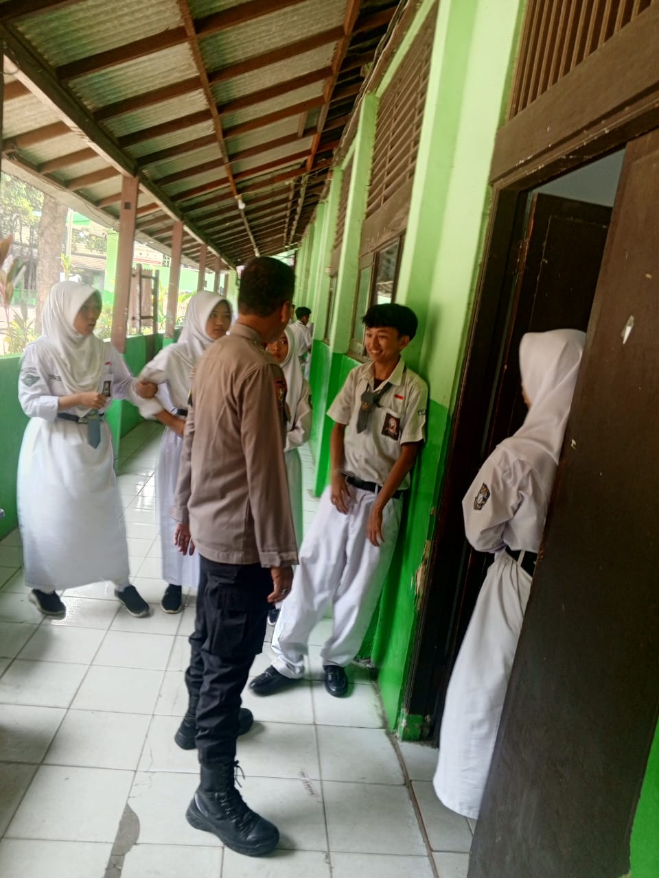 Pererat Komunikasi, Bhabinkamtibmas Polsek Metro Gambir Tanamkan Kedisiplinan dan Imbau Siswa SMK Al Irsyad tidak ikut Unjuk Rasa