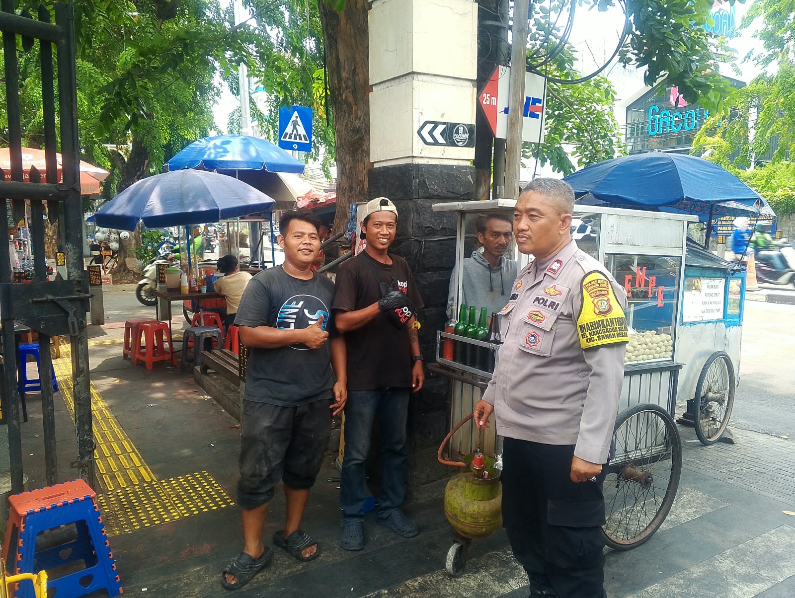 Sambangi UMKM Mangga Dua Selatan, Bhabinkamtibmas Ajak Warga Jaga Kamtibmas