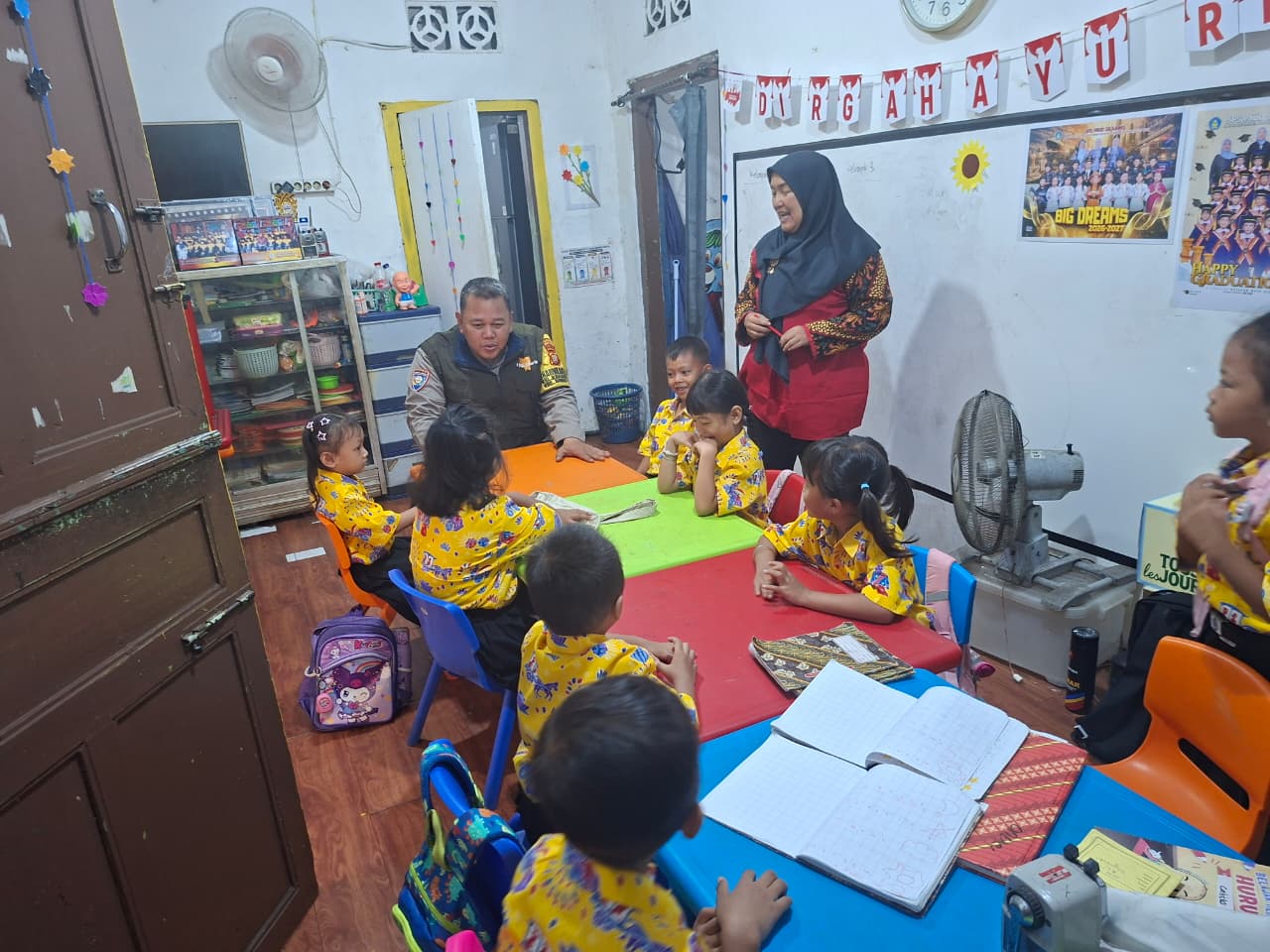 Polisi Peduli Pendidikan, Bhabinkamtibmas Sambangi PAUD Siliwangi di Karang Anyar