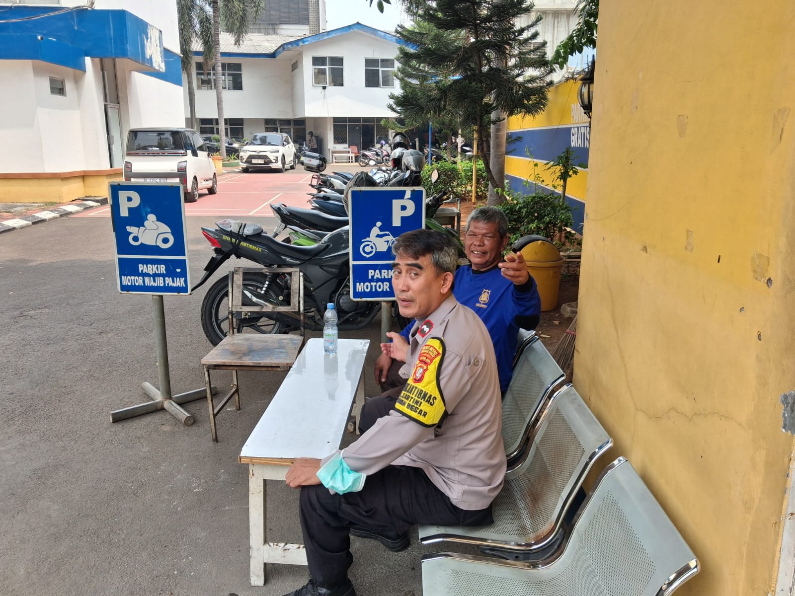 Sambangi Pos Satpam di Kartini, Bhabinkamtibmas Ajak Warga Cegah Kejahatan