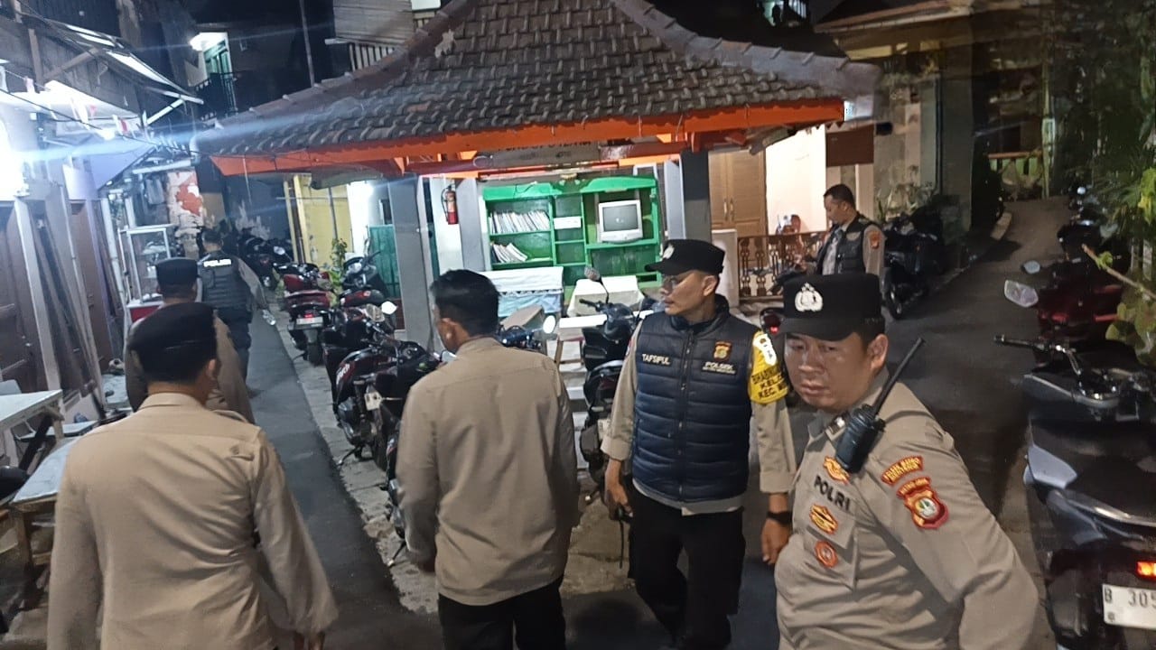 Cegah Tawuran Dan Kejahatan, Polsek Metro Menteng Sisir Permukiman Warga Dengan Patroli Jalan Kaki