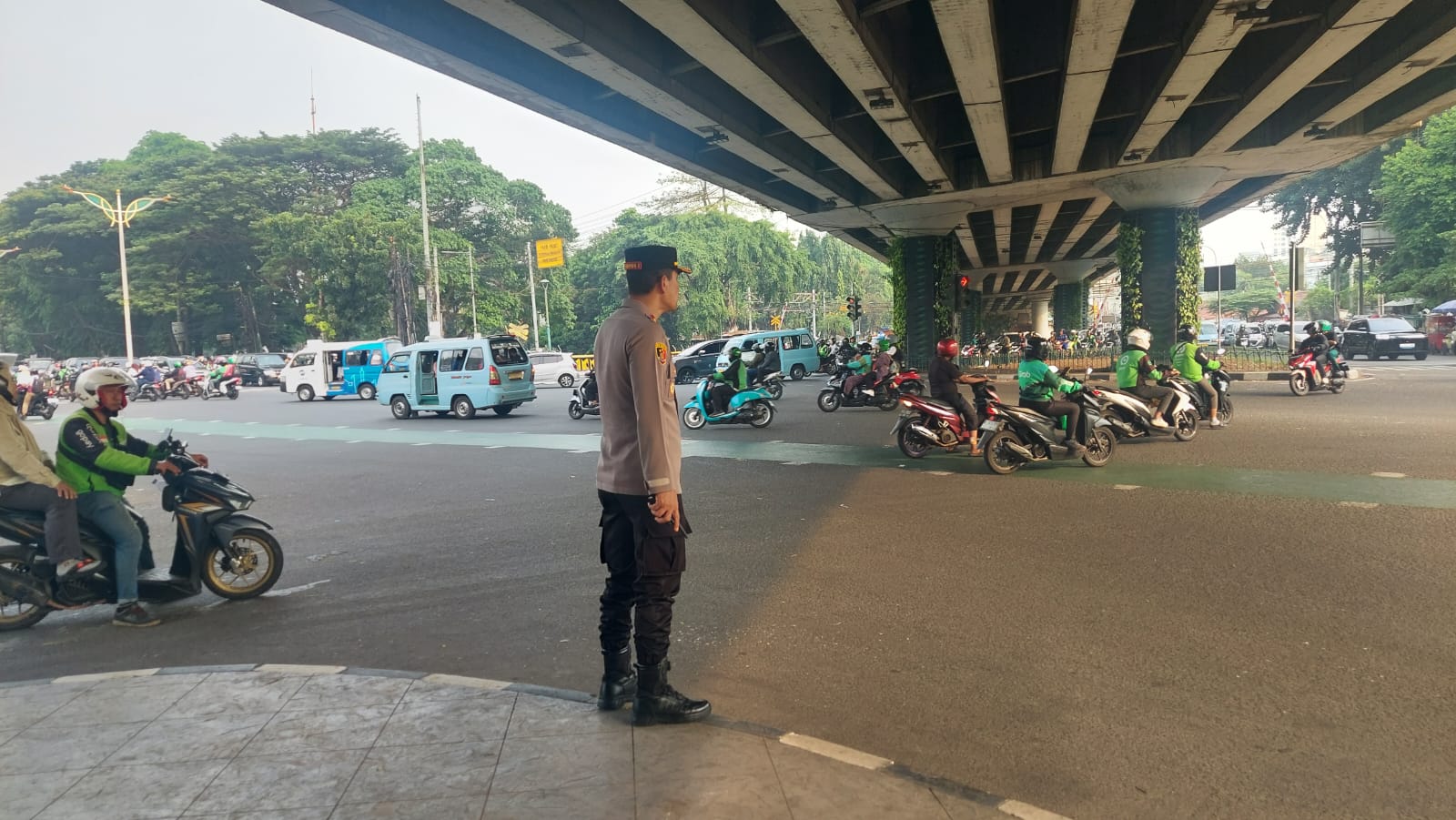 Waka Polsek Metro Tanah Abang Bersama Personel Patroli 1052 Laksanakan Pengaturan Lalu Lintas Pagi di TL Karet Bivak