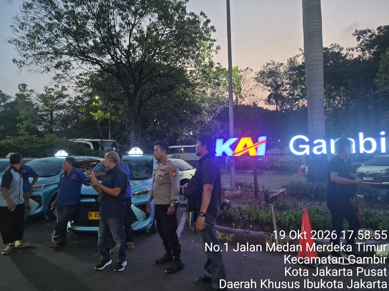 Respons Cepat 110 Dalam Waktu 20 Menit Polsek Metro Gambir Bantu Warga Temukan Handphone yang Tertinggal antara Stasiun Gambir dan Bandara Soekarno Hatta