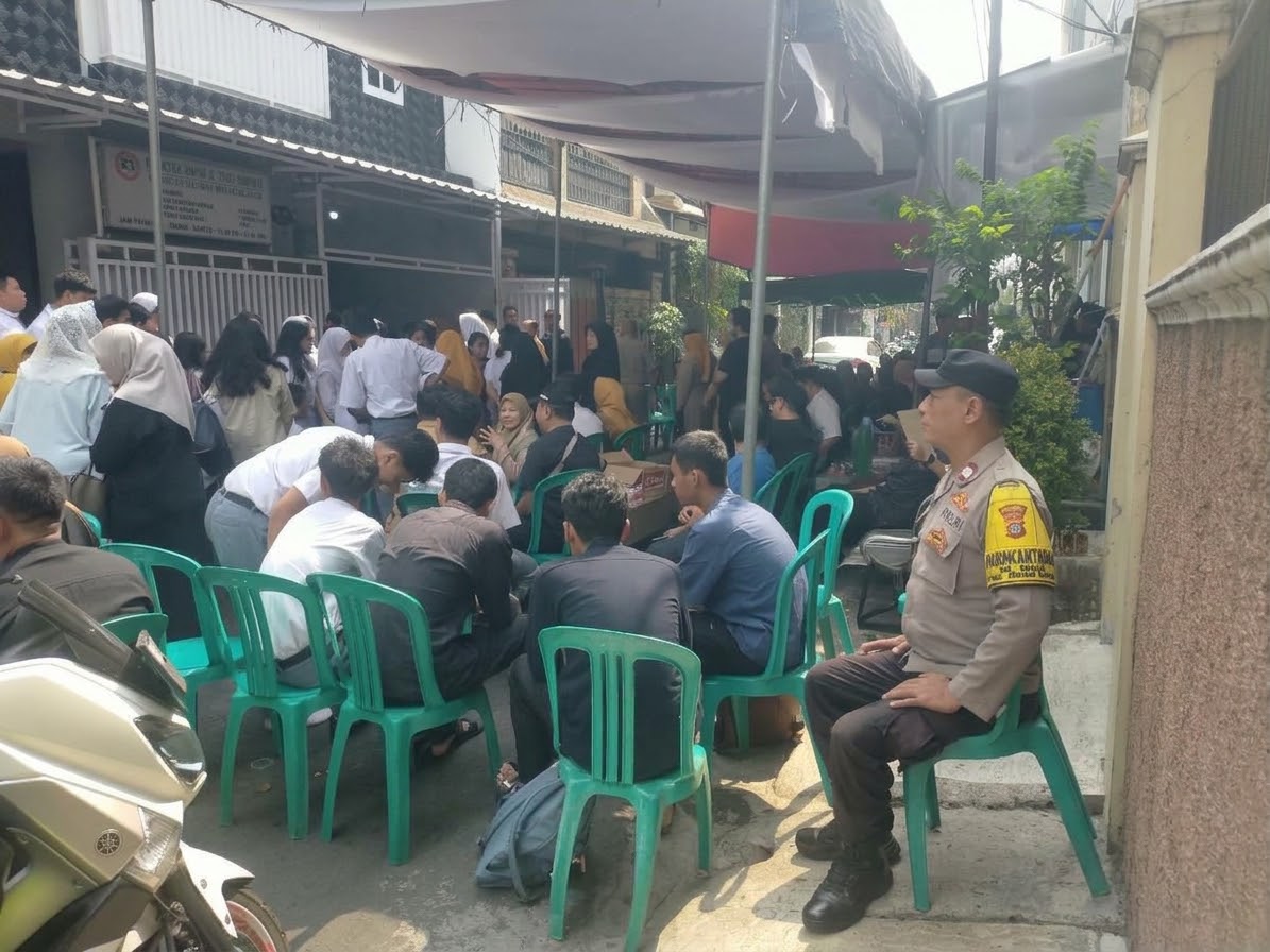 Kumpul Bareng Warga Saat Takziah, Bhabinkamtibmas Galur Sampaikan Pesan Kamtibmas dan Kepedulian Sosial