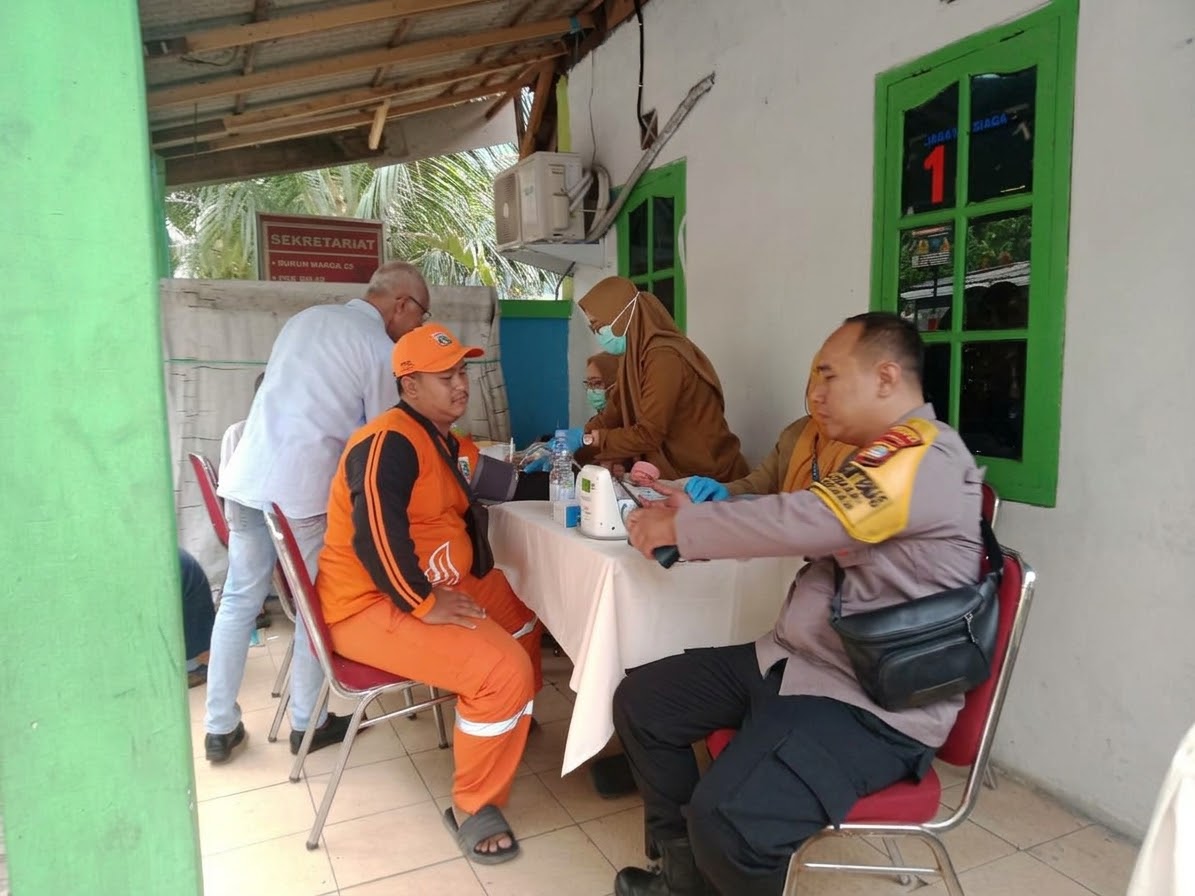 Bhabinkamtibmas Kenari Pantau Pemeriksaan Kesehatan Gratis dan Skrining TB Paru Warga