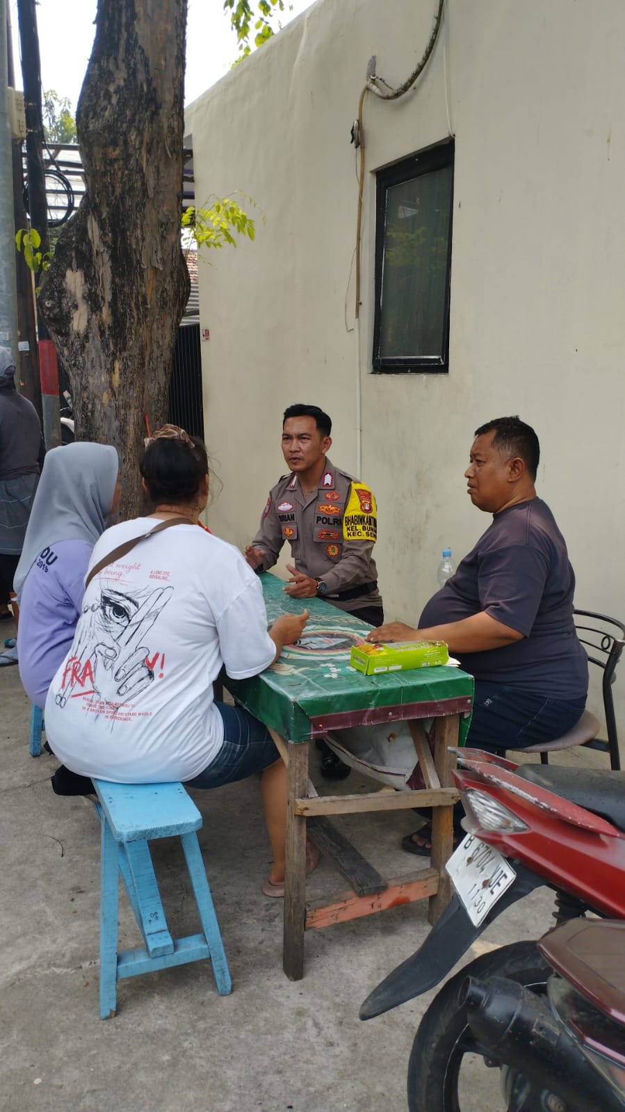Bhabinkamtibmas Bungur Dampingi Korban KDRT ke Polres Jakpus untuk Buat Laporan