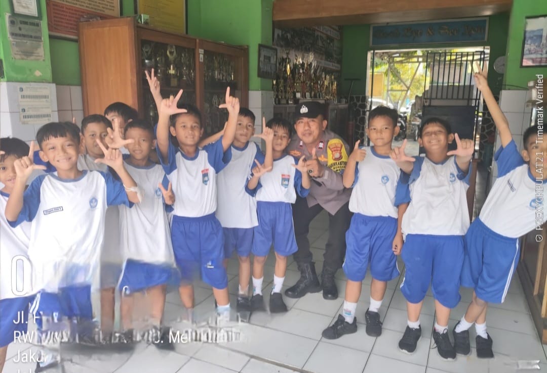 Bhabinkamtibmas Hadir Di SDN Gondangdia 01, Tanamkan Kedisiplinan Dan Cegah Kenakalan Anak