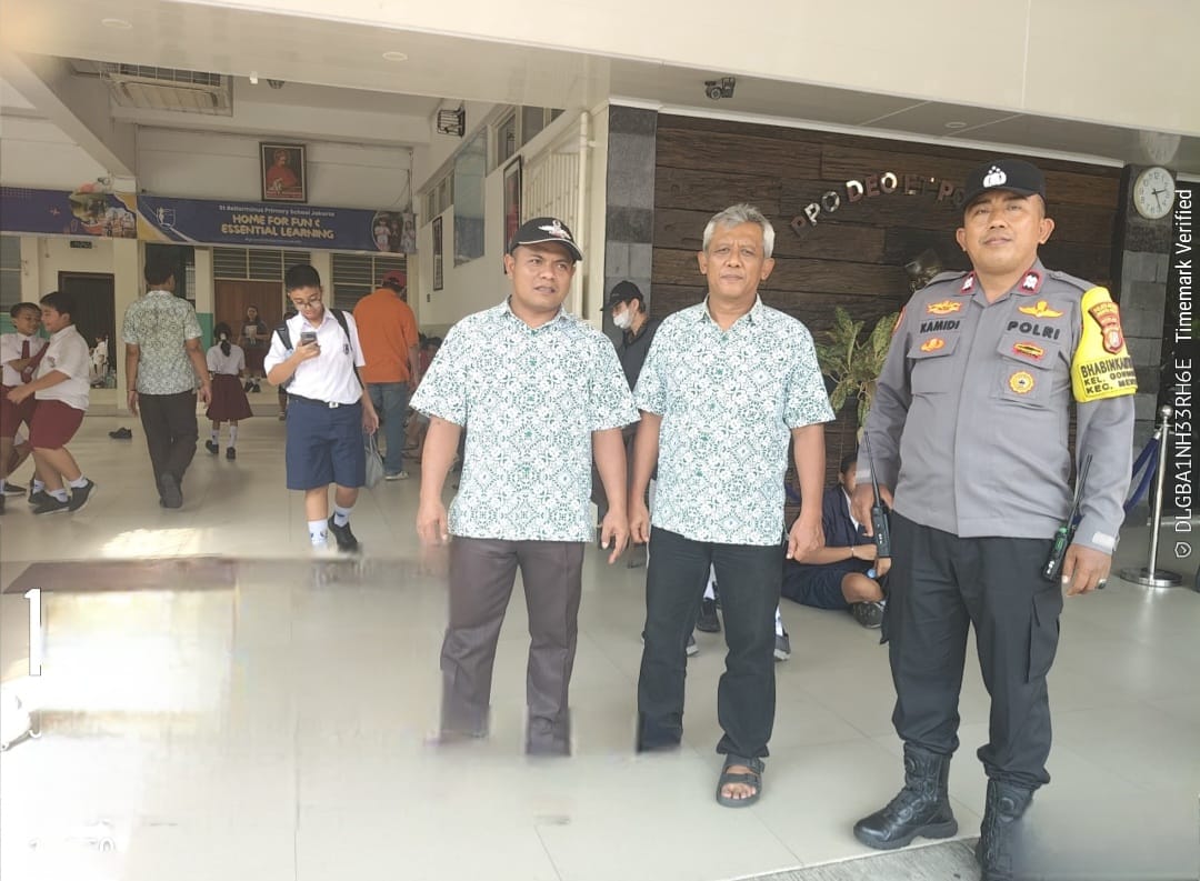 Bhabinkamtibmas Sambang Dan Monitoring Bubaran Siswa Di SMA Bellamirnus Menteng