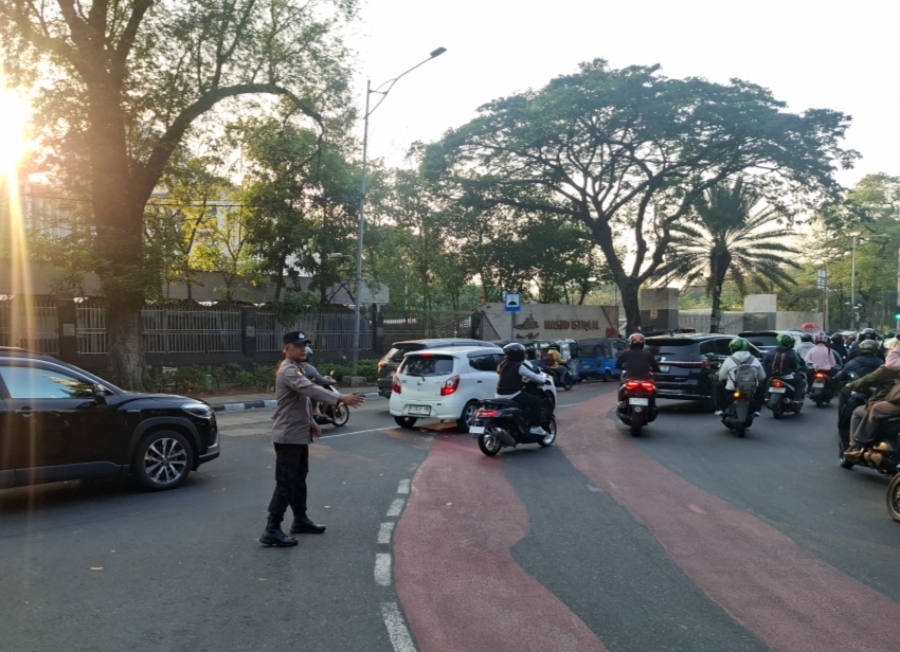 Pelayanan Sore, Polsek Sawah Besar Jaga Kelancaran Lalu Lintas di Pertigaan Katedral