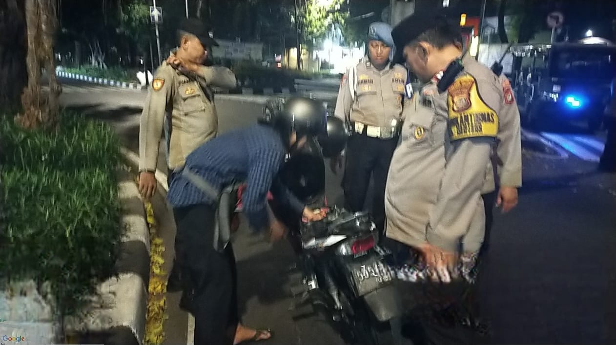 Cegah Pelaku Curanmor Dini Hari, Polsek Metro Menteng Gelar Razia Stationer di Jalan Moch. Yamin