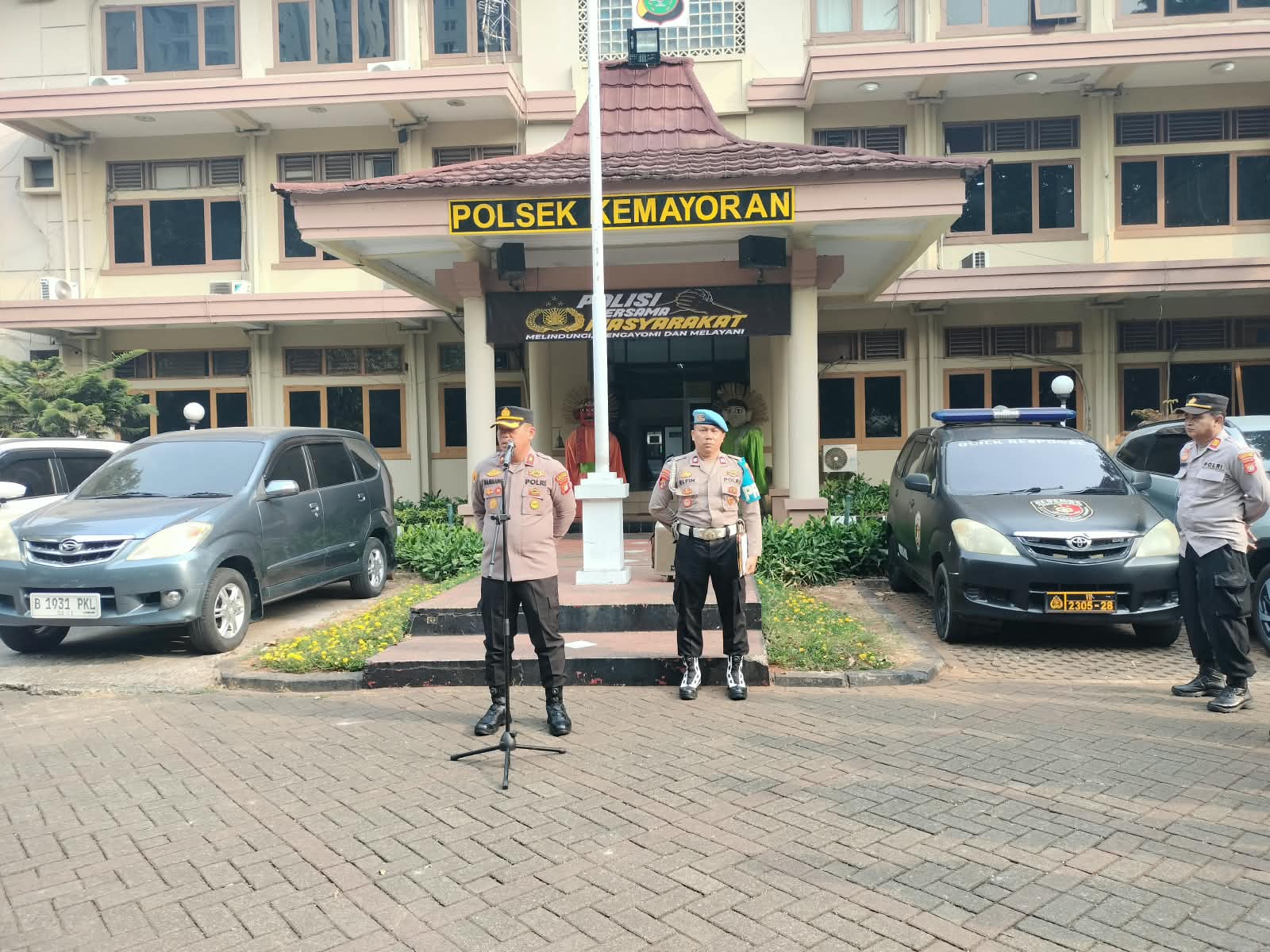 Perkuat Disiplin dan Pengawasan, Kapolsek Kemayoran Beri Arahan Tegas dalam Apel Jam Pimpinan