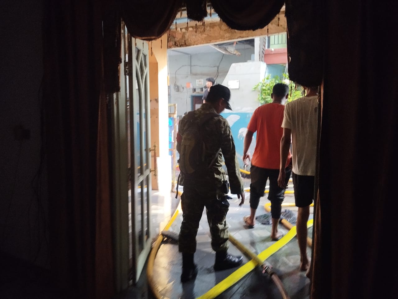 Kebakaran Rumah di Kelapa Gading Barat, Koramil 06/KG Kodim 0502/JU Kerahkan Water Tank Bantu Damkar