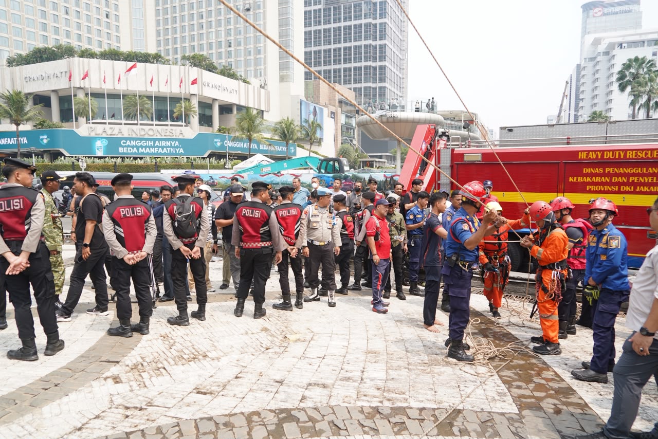 Utamakan Keselamatan, Polres Metro Jakarta Pusat Kedepankan Pelayanan Humanis kepada Aktivis Greenpeace di Bundaran HI