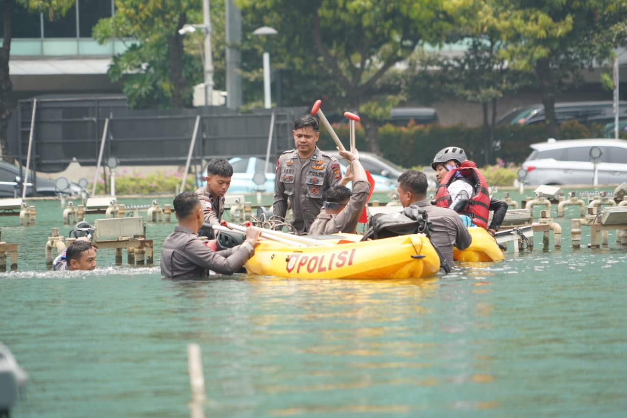 Utamakan Keselamatan Jiwa, Polres Metro Jakarta Pusat Humanis Evakuasi Enam Aktivis Greenpeace dari Patung Bundaran HI