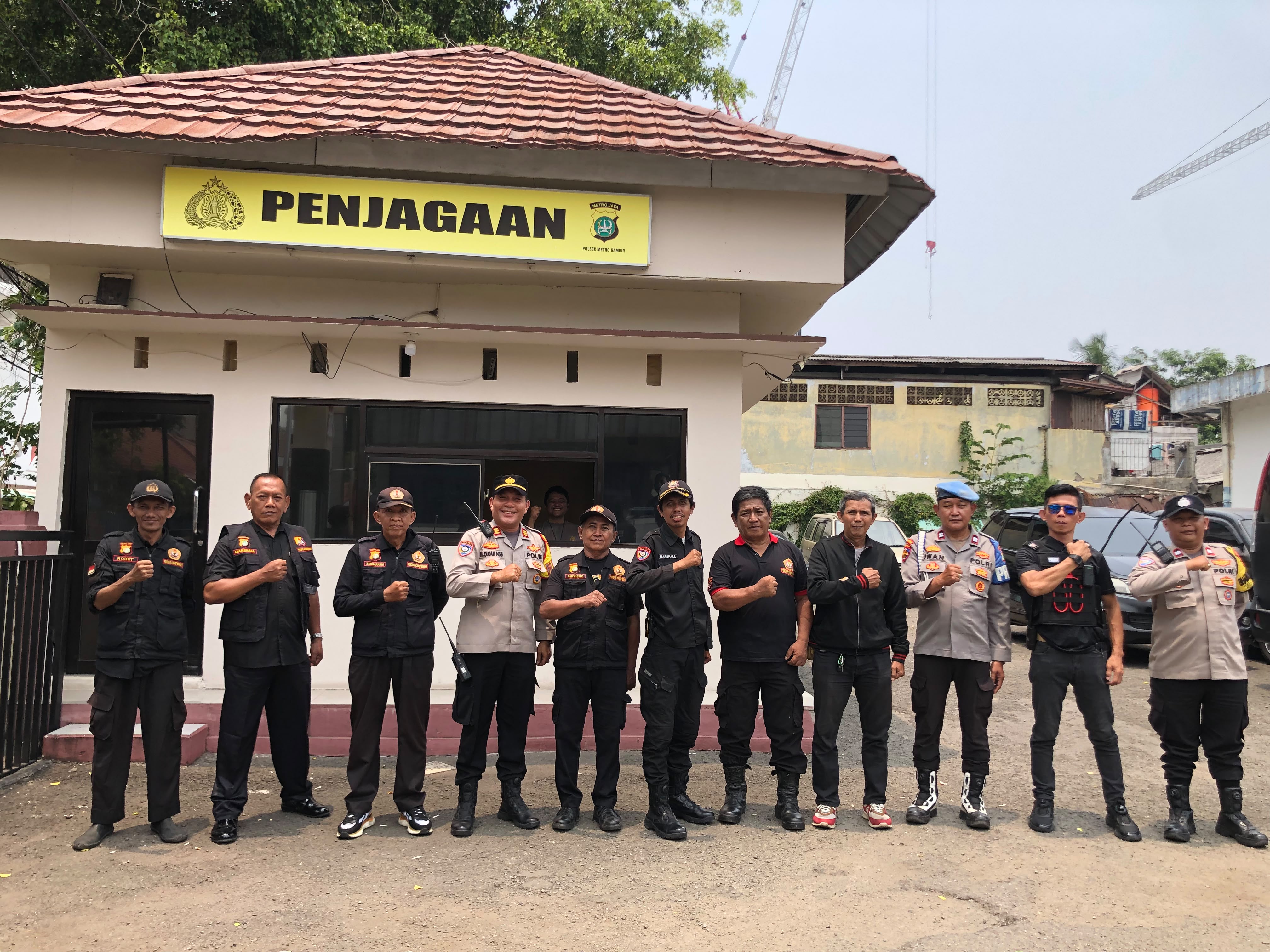 Siaga Pengamanan Unjuk Rasa, Sabuk Kamtibmas Perkuat Penjagaan Mako Polsek Metro Gambir