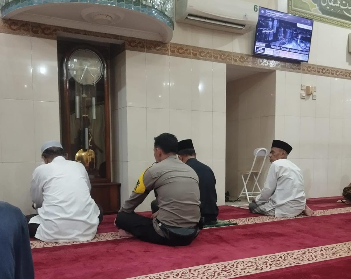 Bhabinkamtibmas Bungur Salat Subuh Berjamaah di Masjid Jami Darussalam, Perkuat Kedekatan dengan Warga