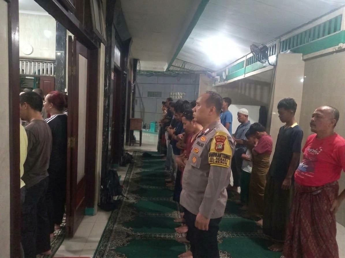 Bhabinkamtibmas Kenari Gelar Salat Magrib Berjamaah, Perkuat Kamtibmas di Senen