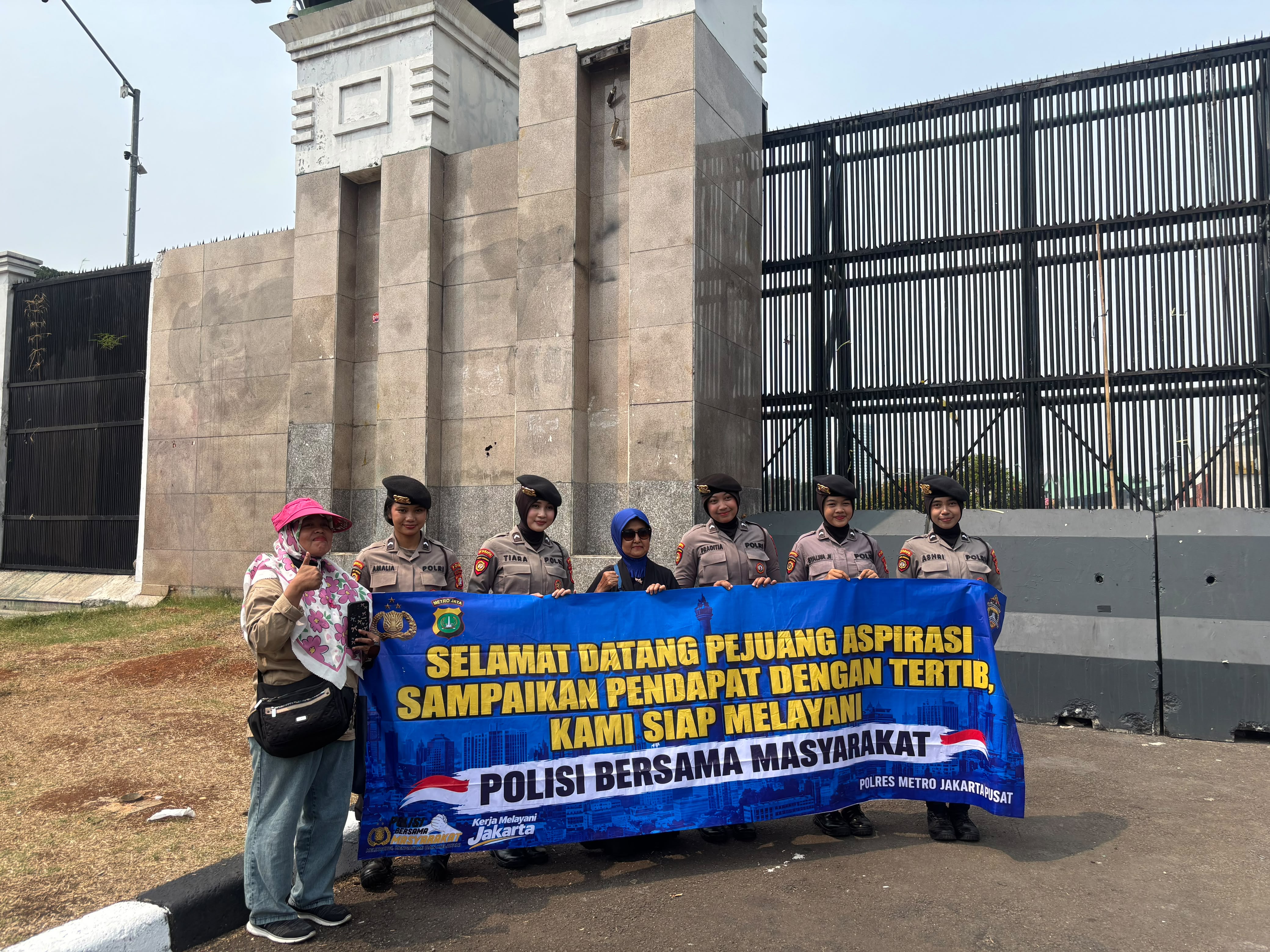 Polisi Bersama Masyarakat, Polwan Sambut Peserta Aksi dengan Spanduk dan Dialog Humanis