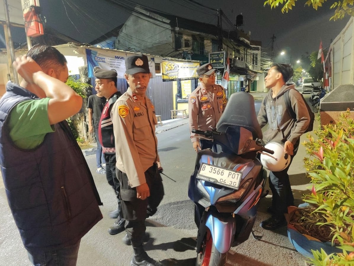 Tekan Kejahatan Sejak Dini, Polsek Johar Baru Sisir Jalur Rawan Lewat Patroli Dini Hari