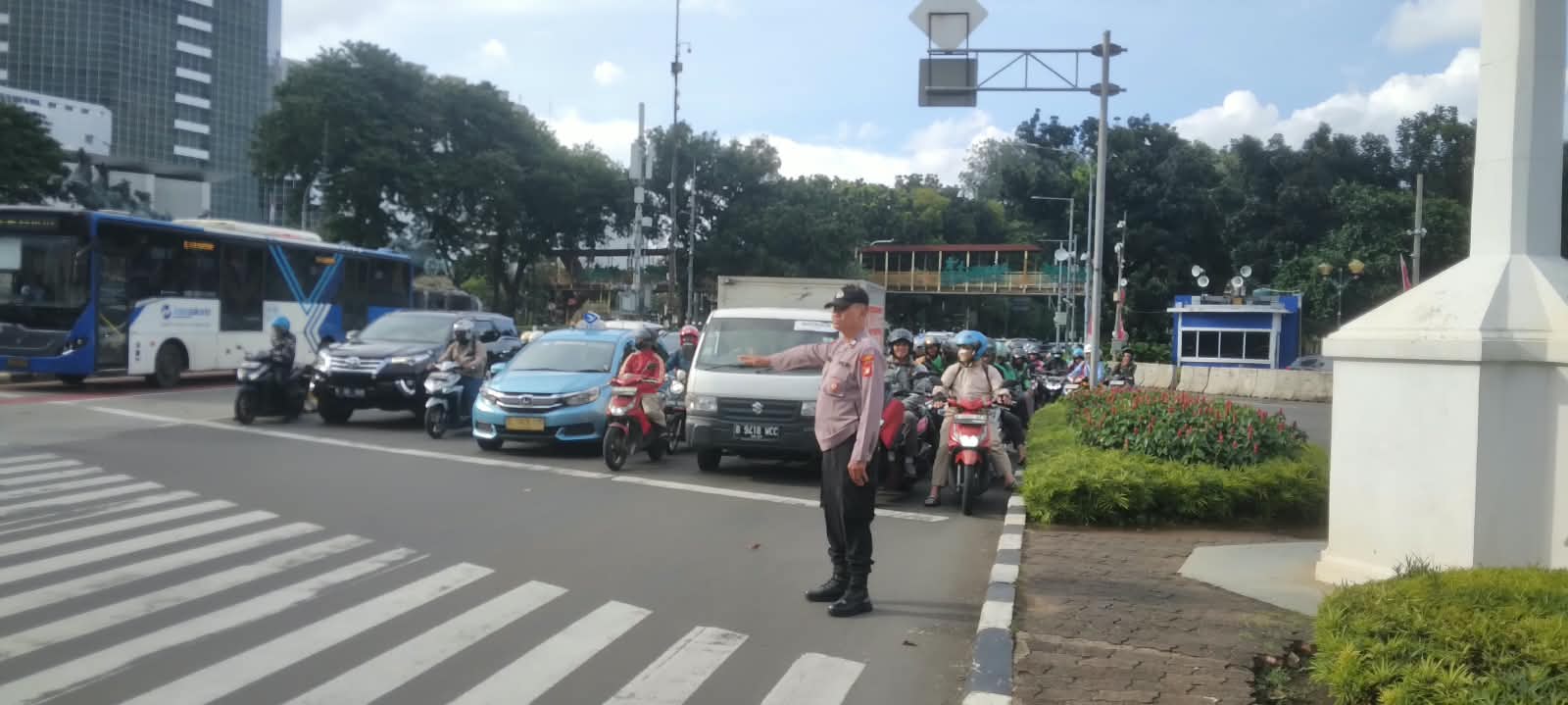 Tingkatkan Pelayanan Pagi, Personel Polsubsektor Merdeka Barat Laksanakan Pengaturan Lalu Lintas di TL B2