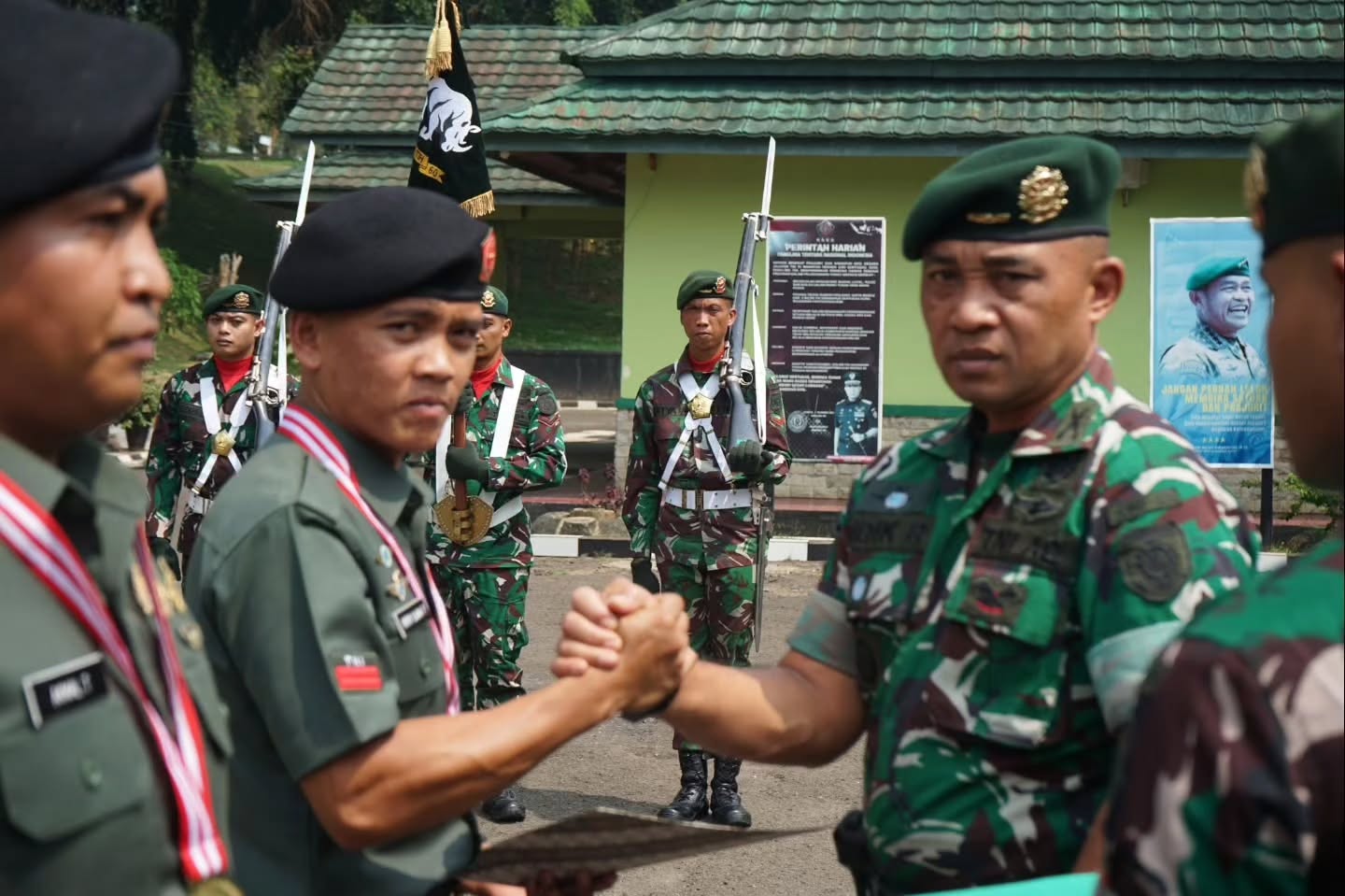 Yonif 320/Badak Putih Gelar Tradisi Pelepasan Prajurit, Perkuat Nilai Kekeluargaan dan Jiwa Korsa