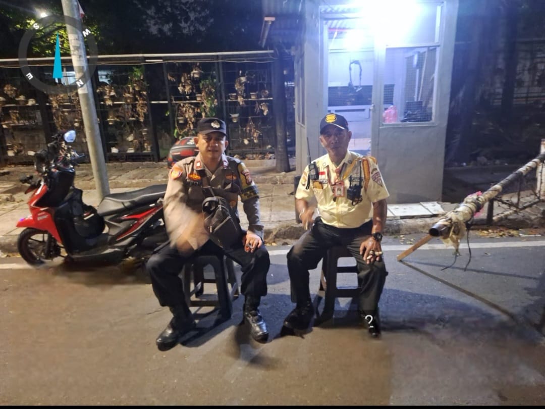 Bhabinkamtibmas Sambang Satkamling Perkuat Keamanan Lingkungan Dini Hari