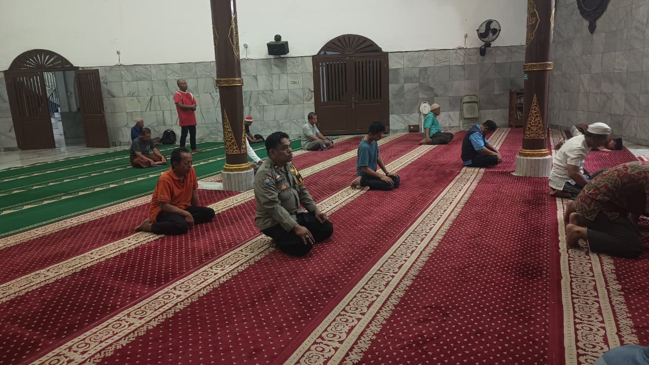 Bhabinkamtibmas Polsek Senen Ikuti Salat Subuh Berjamaah Bersama 30 Jemaah di Masjid At-Taibin Pererat Silaturahmi Dengan Warga