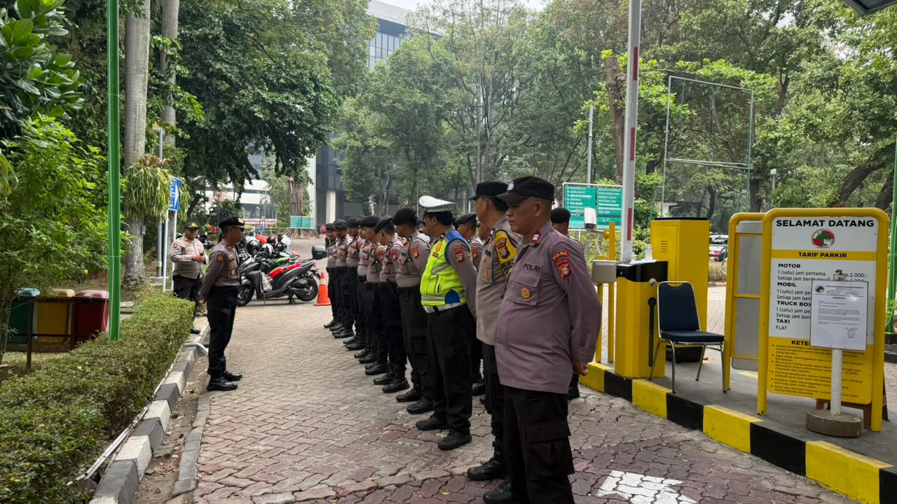 Polri Siagakan Personel dalam Apel Kesiapan Pelayanan Aksi Unjuk Rasa dari HMI Ciputat di Kementerian Kehutanan RI