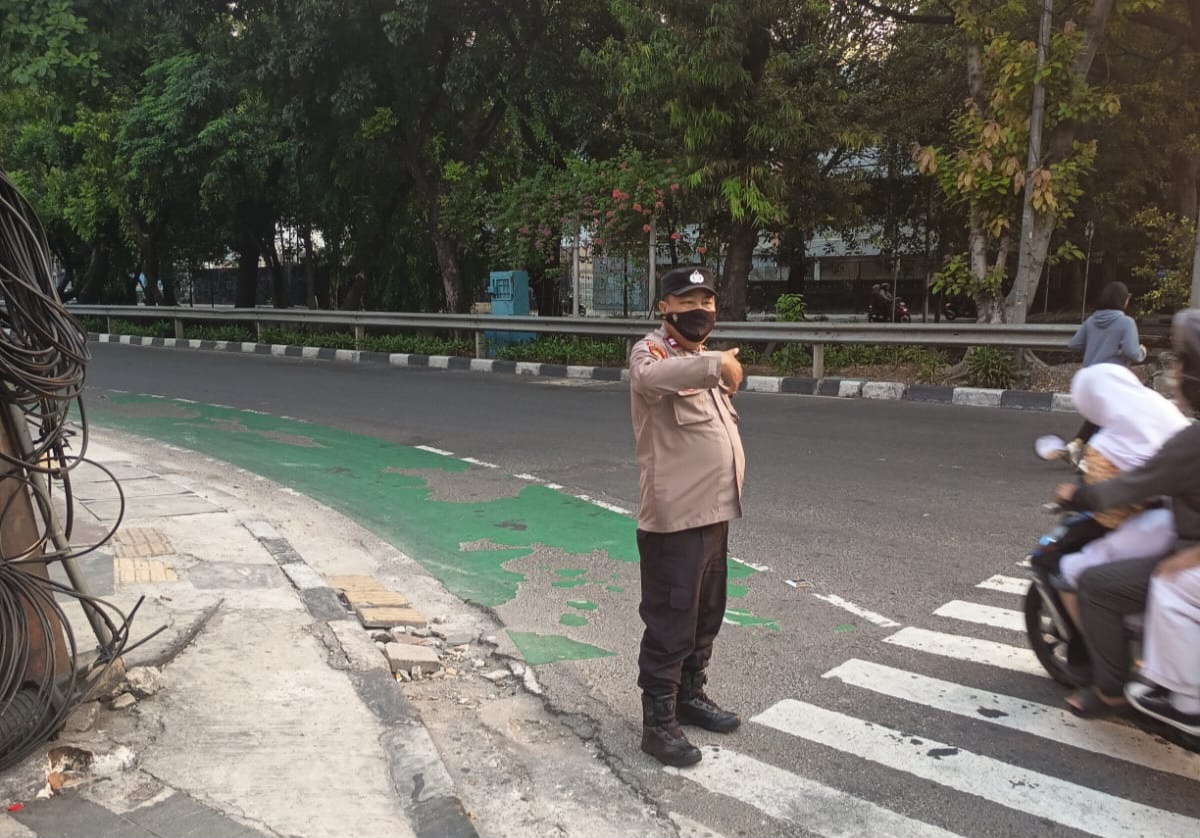 Jaga Kelancaran Aktivitas Pagi, Personel Polsek Metro Gambir Lakukan Pengaturan Lalu Lintas di TL Caringin