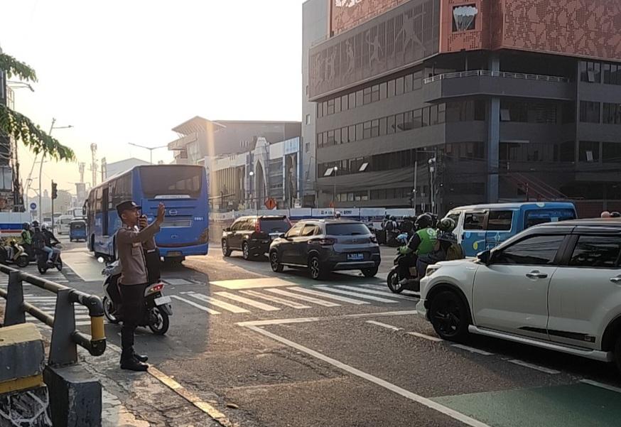 Guna Kelancaran Aktivitas Pagi, Personel Polsek Metro Gambir Lakukan Pengaturan Lalu Lintas di TL Kesehatan