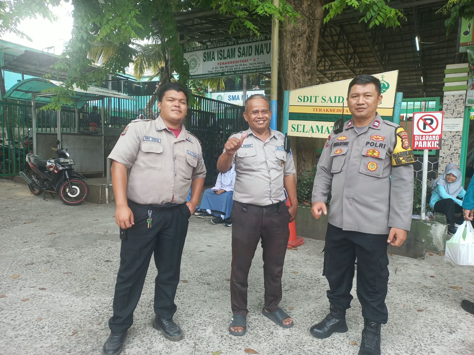 Pastikan Siswa Pulang Aman, Bhabinkamtibmas Kebon Kacang Laksanakan Pendampingan Sekolah di SMA Islam Said Naum