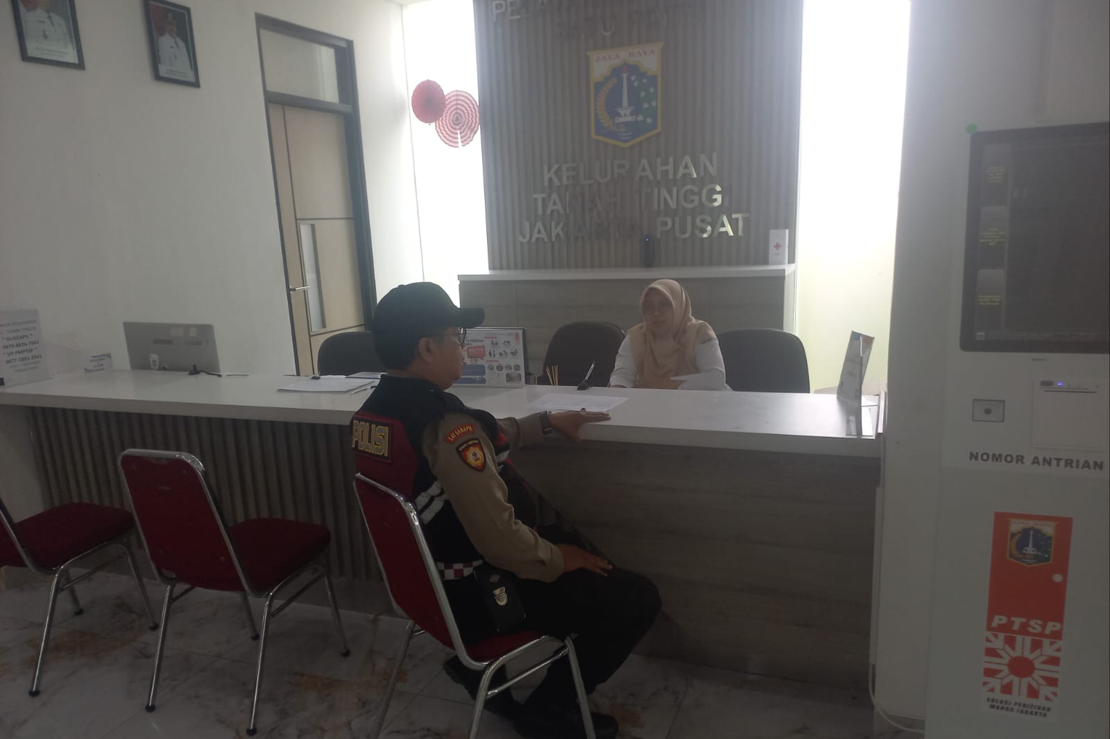 Unit Samapta Polsek Johar Baru Patroli Jalan Kaki, Sampaikan Imbauan Kamtibmas di Tanah Tinggi