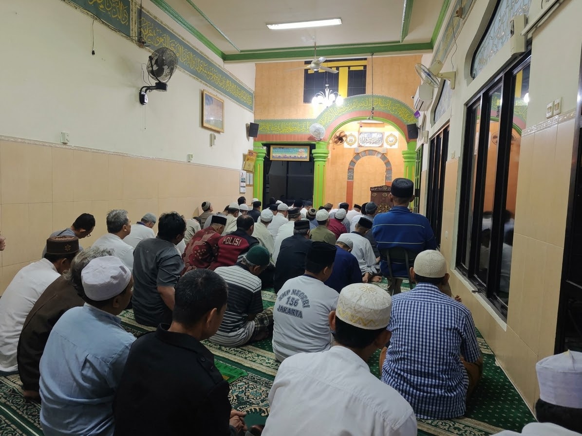 Pererat Silaturahmi dengan Warga, Polsek Johar Baru Gelar Sholat Subuh Berjamaah