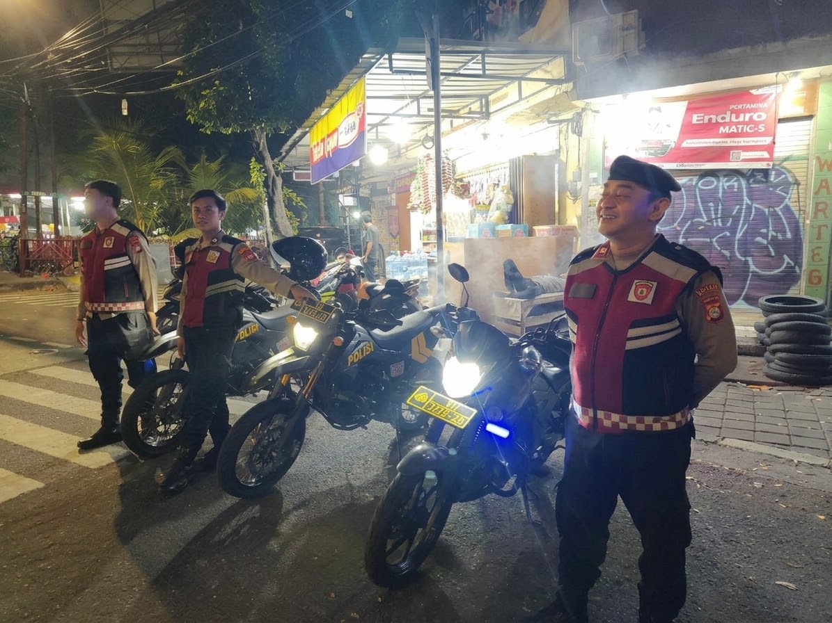 Ciptakan Keamanan dan Kenyamanan, Polsek Johar Baru Gelar Strong Point Dini Hari di TL Galur