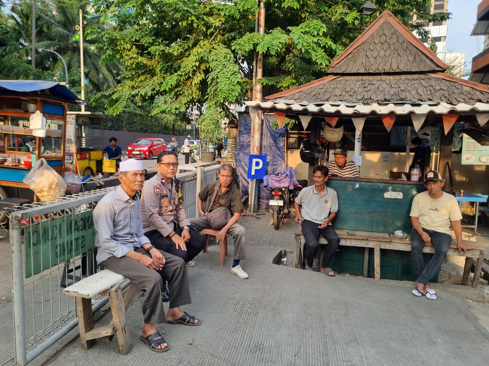Pererat Silaturahmi, Bhabinkamtibmas Karet Tengsin Ajak Warga Jaga Kerukunan dan Kondusivitas Lingkungan